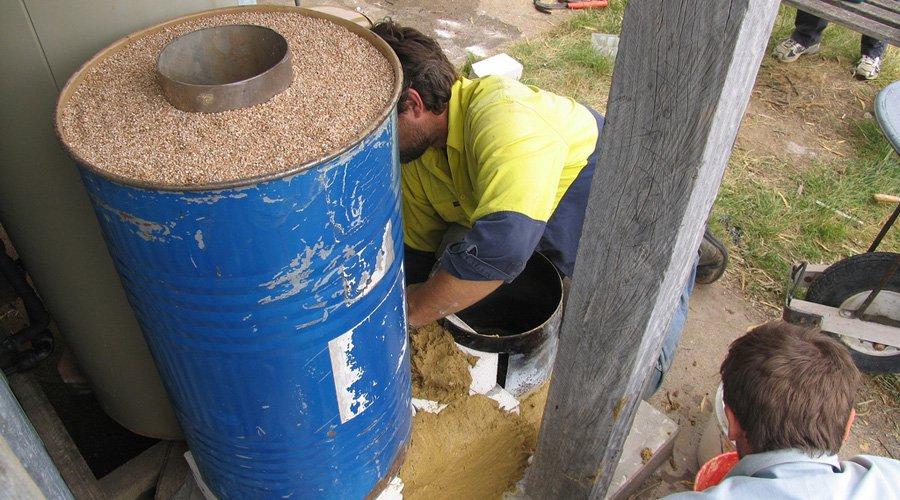 Ce « rocket stove » chauffe aussi l’eau de la douche
