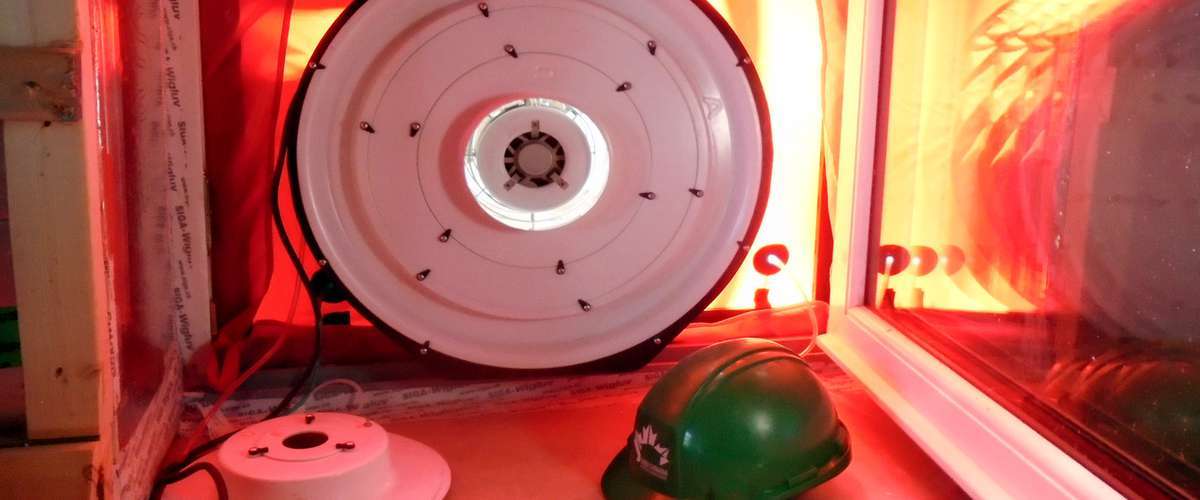Le test d'infiltrométrie, indispensable pour identifier les fuites d'air.