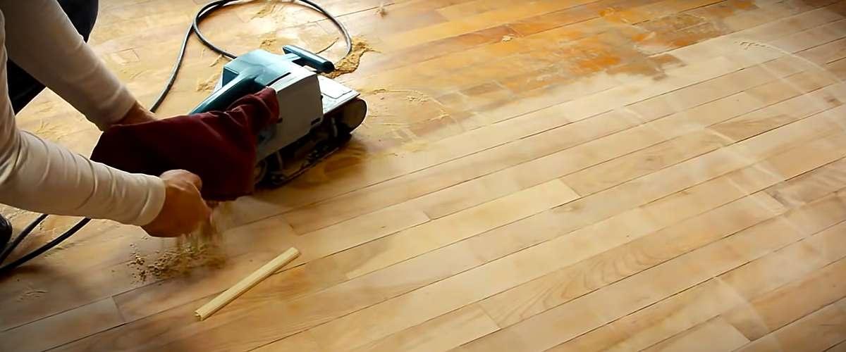 Sabler un plancher de bois pour le remettre à neuf
