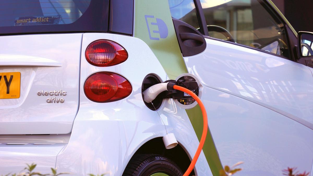 Voiture électrique en charge, Royaume-Uni