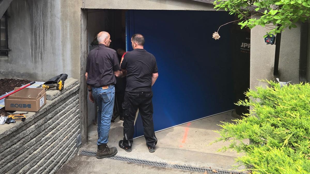 Installation d'une porte de garage étanche lors du projet pilote