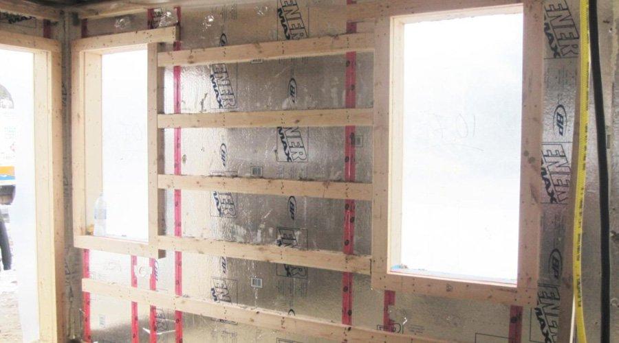Pare-vapeur côté intérieur. Le gypse va ensuite se poser sur l’ossatur