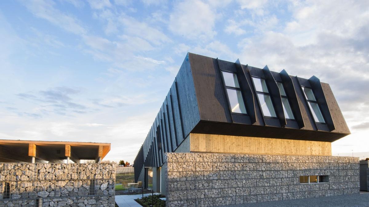 Zeb Pilot House, Maison zéro carbone construite avec des murs en gabion