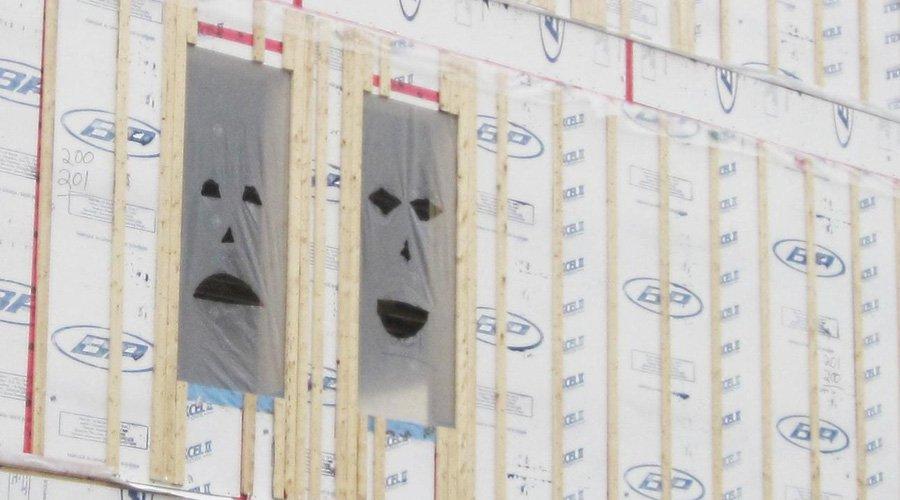 Une future enveloppe déjà trouée