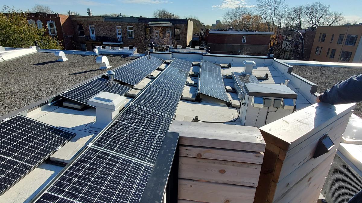 Panneaux photovoltaïques sur un immeuble à Montréal