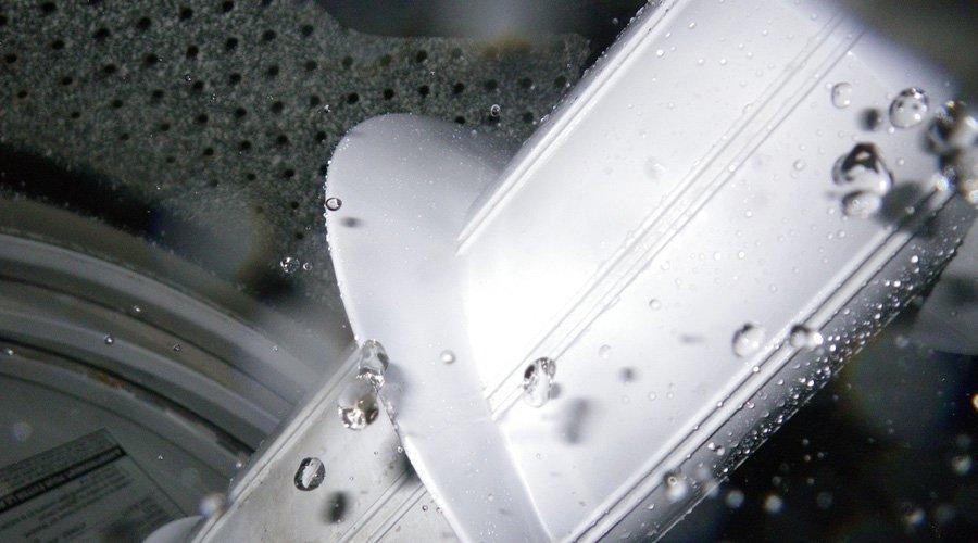 Intérieur d’une machine à laver pendant l’essorage