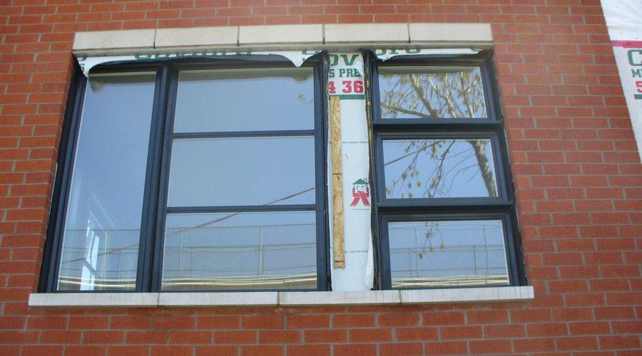 Pose d'une fenêtre à Montréal. Photo Céline Lecomte pour Écohabitation