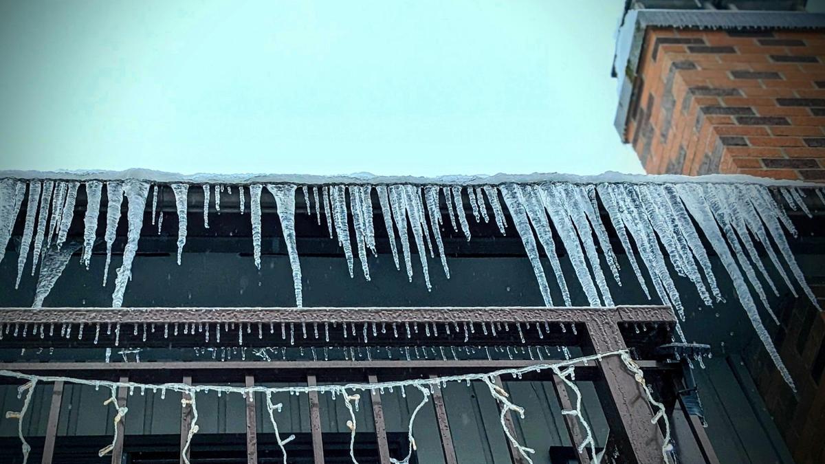 Glaçons sur le rebord du toit, barrières de glace: comment les éviter