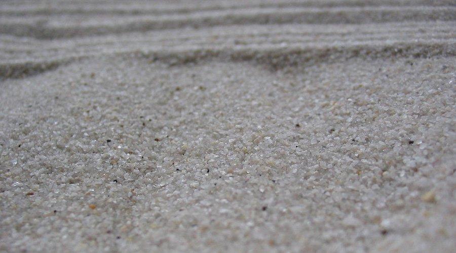 Sable, eau grise