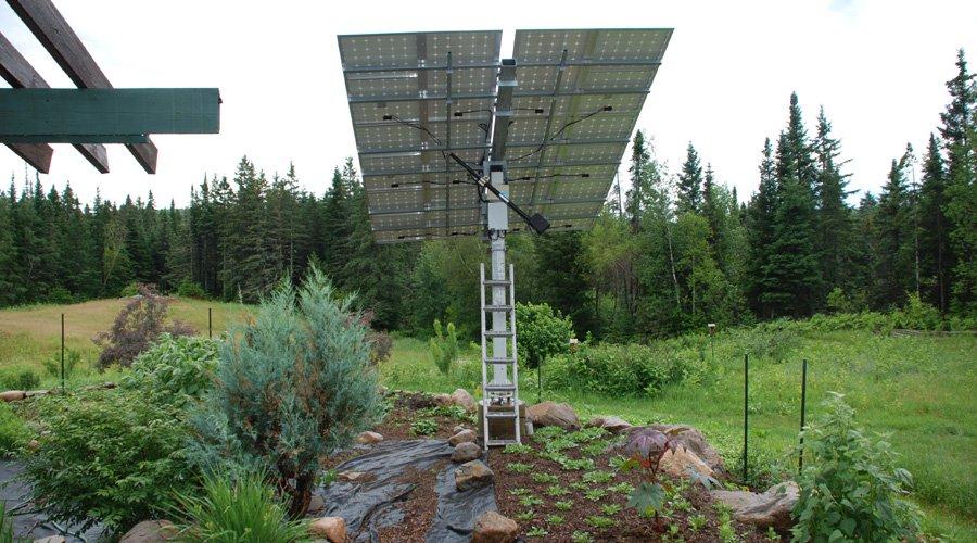 Panneau photovoltaïque dans la maison autonome des Jardins de l’Écoumè
