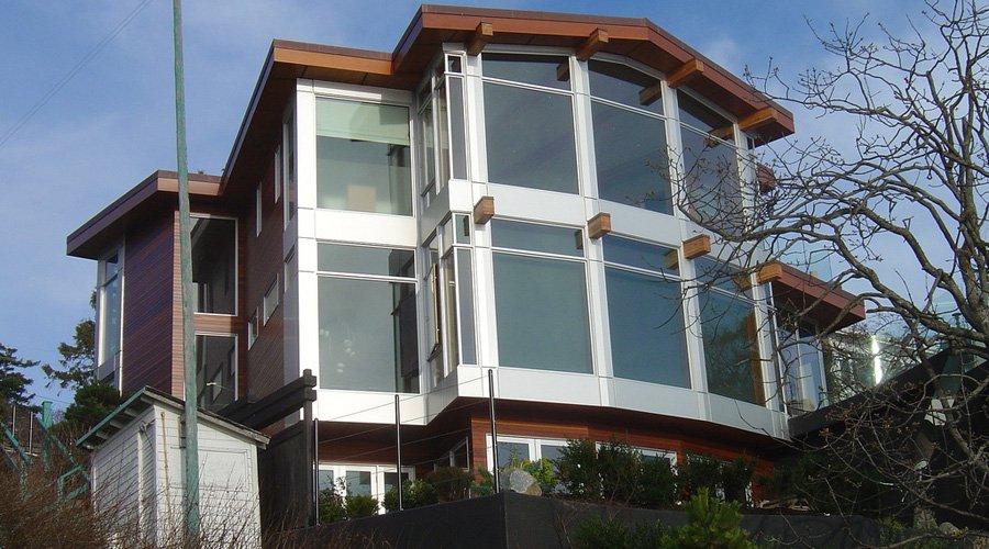 Large baie vitrée dans une maison solaire passive au Colorado
