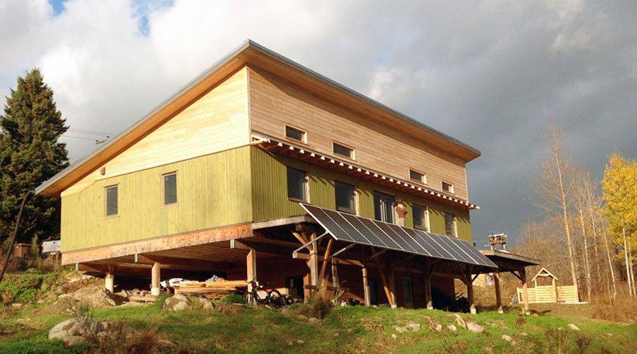 Maison isolée en paille, nette zéro et solaire passive