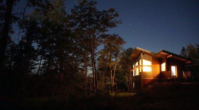Maison autonome: construire dans une région éloignée, hors-réseau