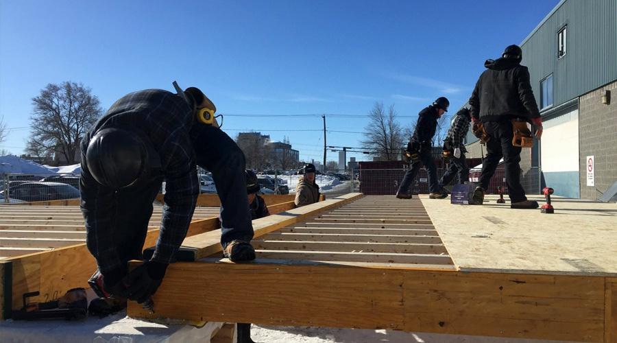 Les étudiants en charpenterie menuiserie du Centre de formation le Chantier