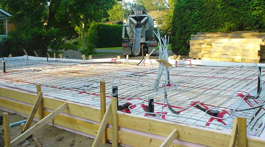 Dalle de béton flottante d'un projet dans la ville de Rosemère