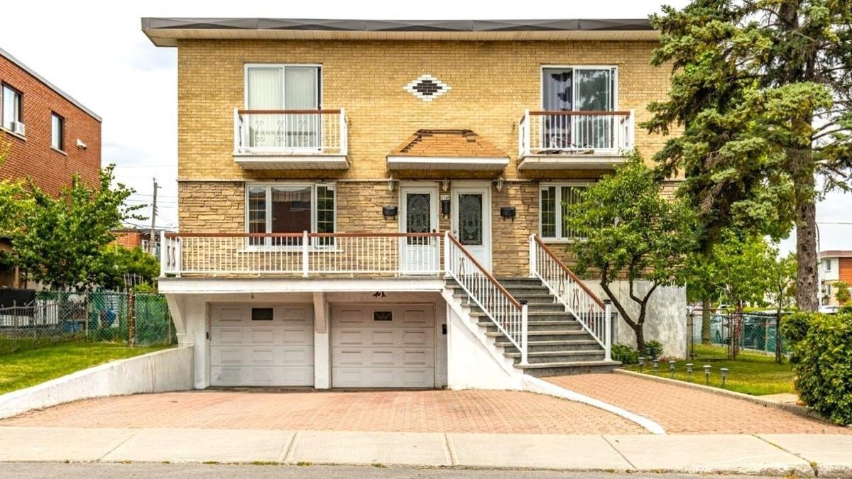 Maisons avec portes de garages en contre-pente à Montréal