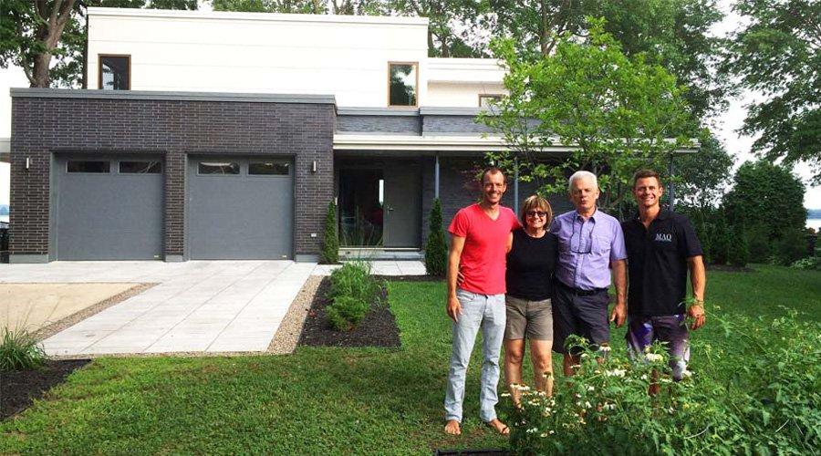 La famille Papin-Ouellette devant sa maison LEED platine