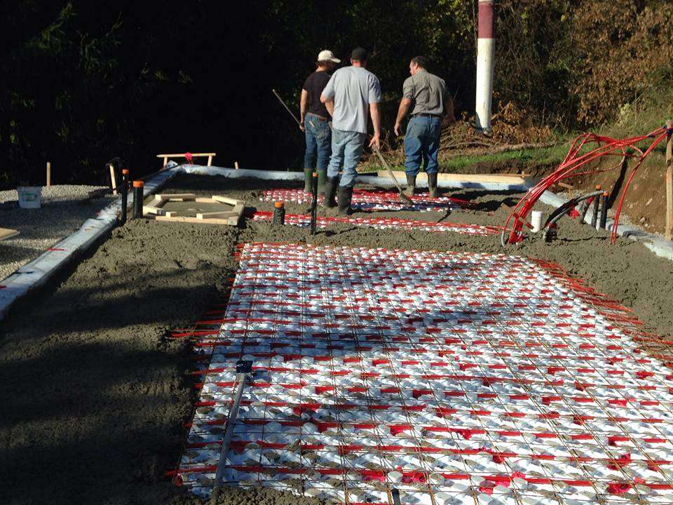 Coulage du béton de la dalle sur sol en kit de 18’’ d'épaisseur © ISO-SLAB