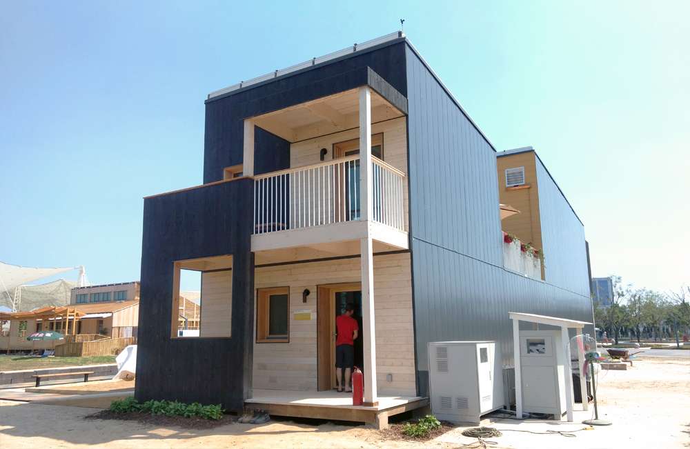 L'exterieur d'une maison préfabriquée à haute performance énergétique au Québec