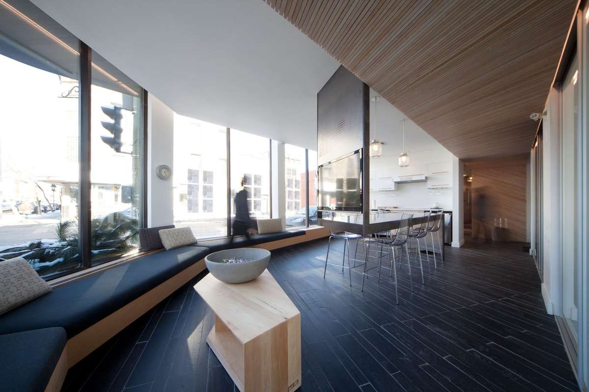 Via-Capitale du Mont-Royal: La réception de l’agence immobilière est transformée en vitrine sur la rénovation écologique.