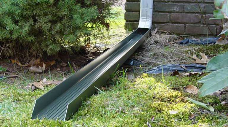 Les extensions de descente de gouttière empêchent les inondations du sous-sol en éloignant l'eau de la base des murs.