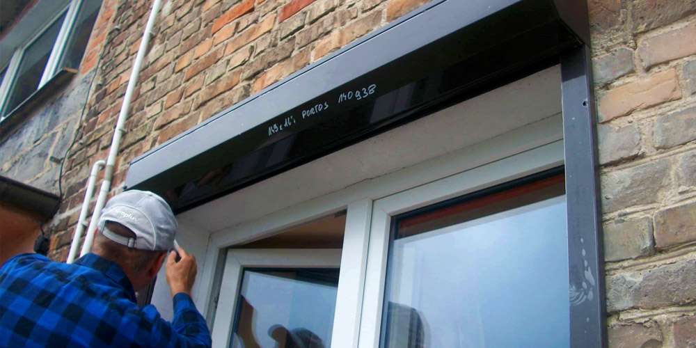 Installation d'un volet roulant rétractable sur une fenêtre existante