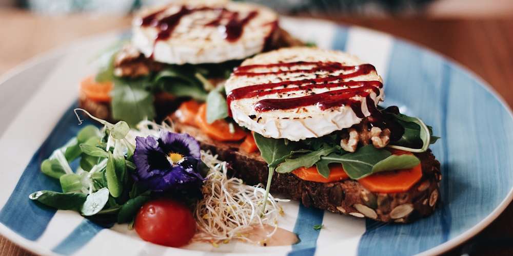 Les graines germées sont délicieuses dans les sandwichs