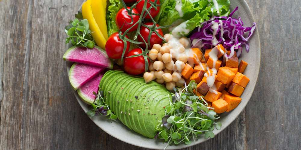 Les pousses sont délicieuses dans les salades estivales