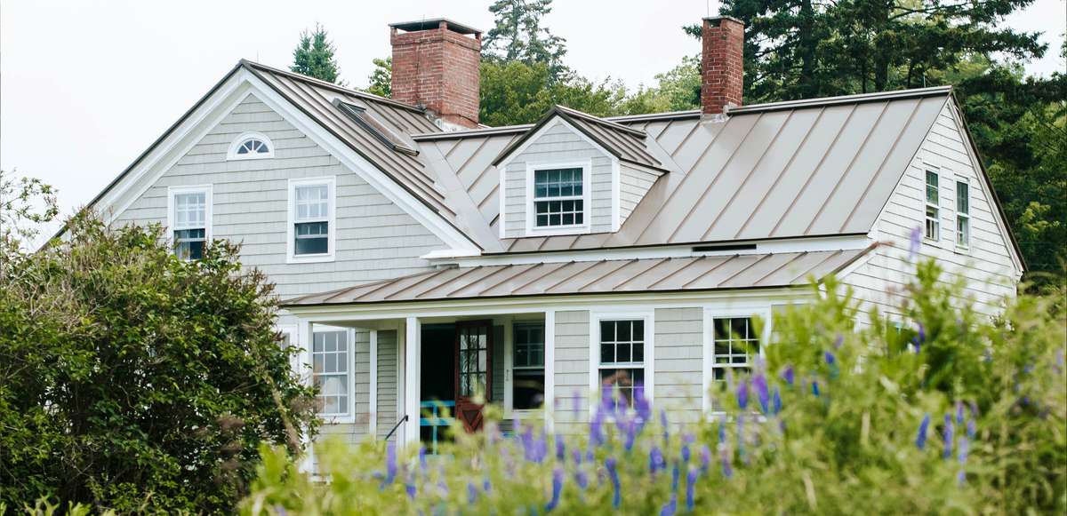 Maison avec revêtement extérieur en bois et toiture de tôle. Aubrey Rose Odom
