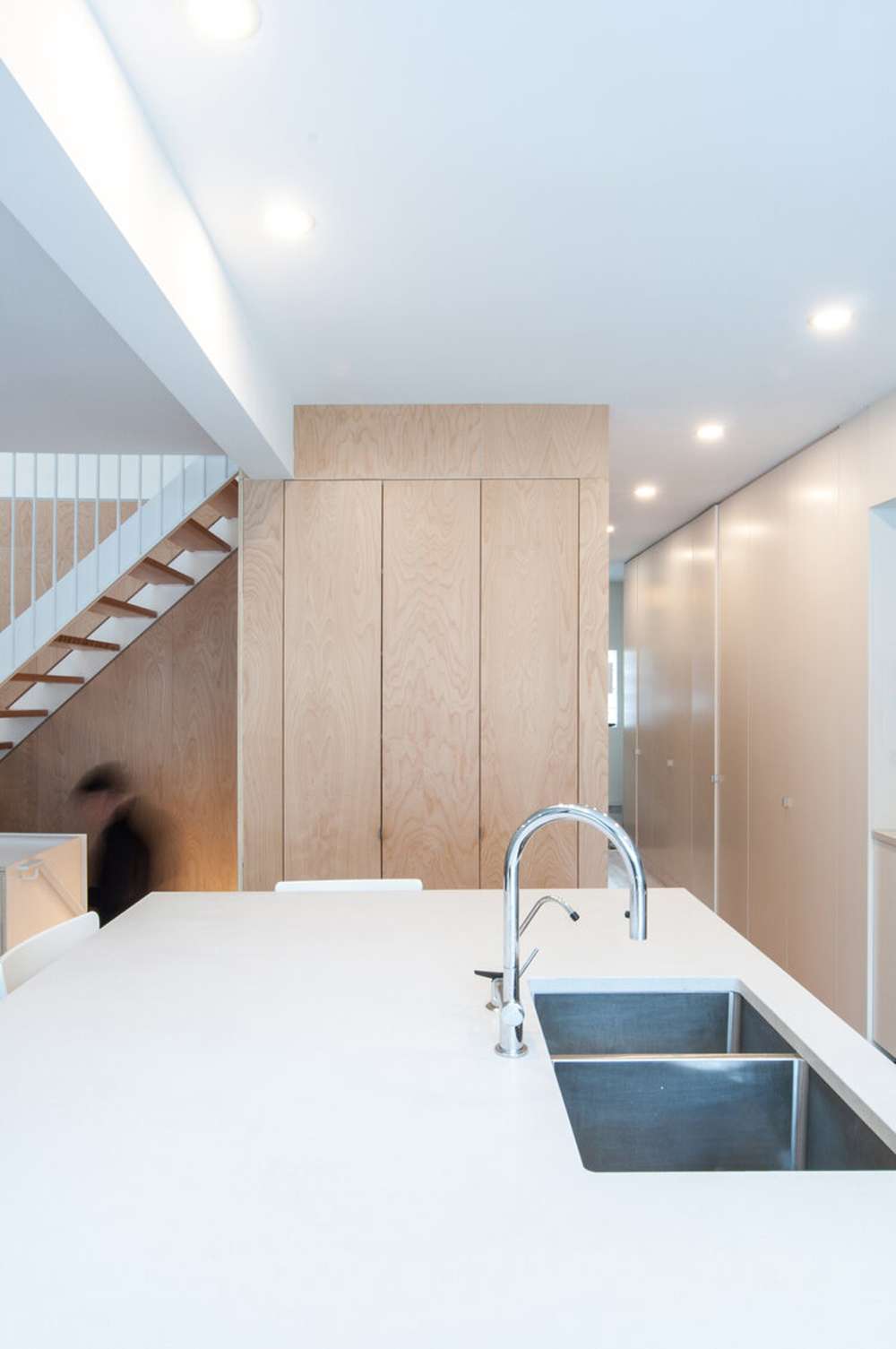 Cottage Cartier, signé rose architecture: rangements généreux en plywood de finition Purebond