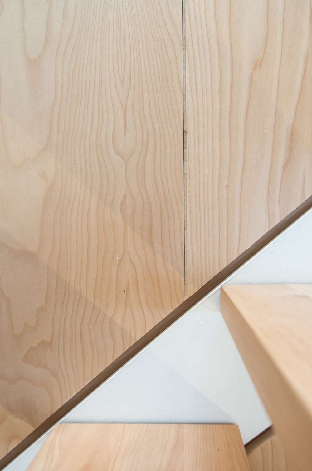 Cottage Cartier, signé rose architecture: détail de design de l'escalier avec du plywood de finition Purebond