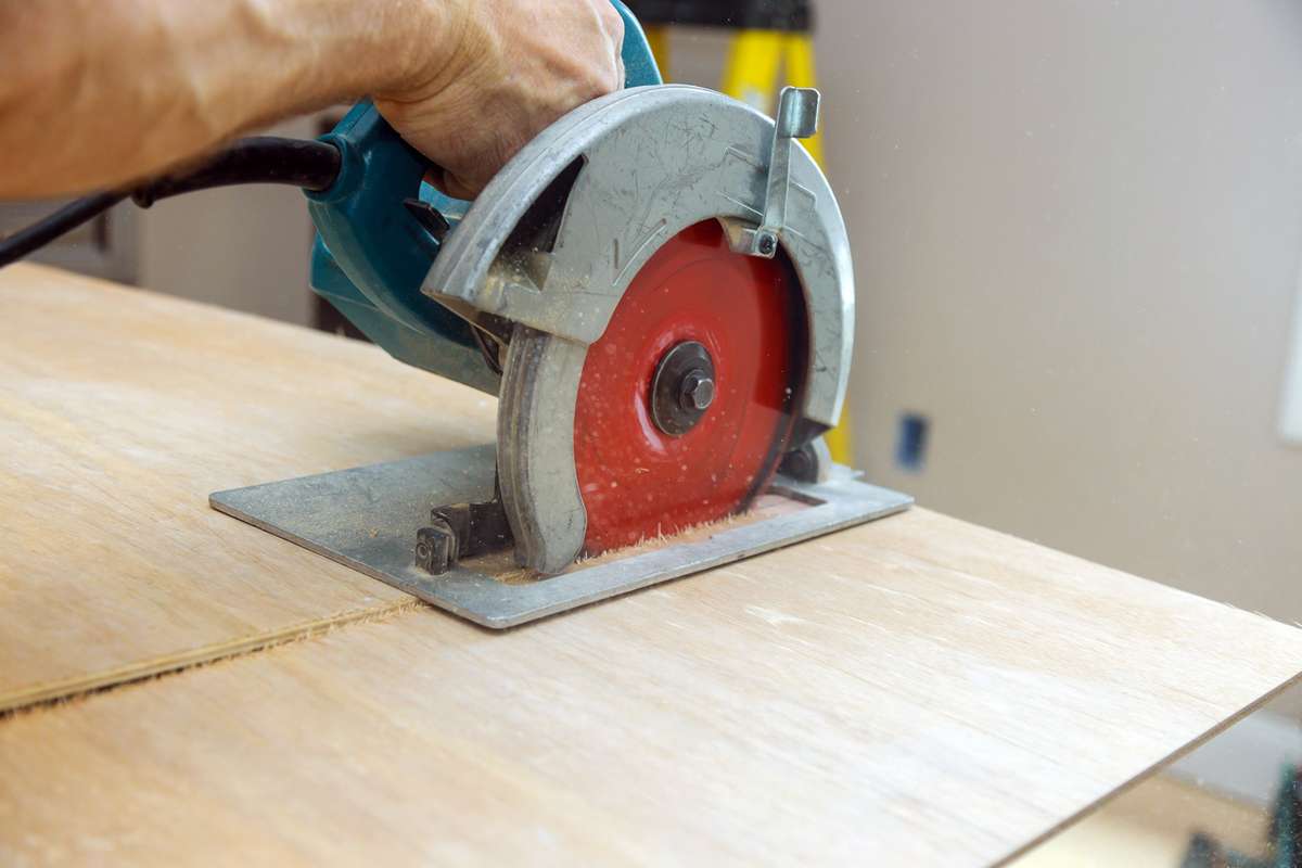 Coupe d'un panneau de plywood ou contreplaqué