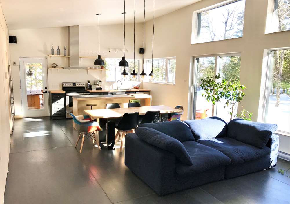 Aire ouverte ensoleillée de la maison