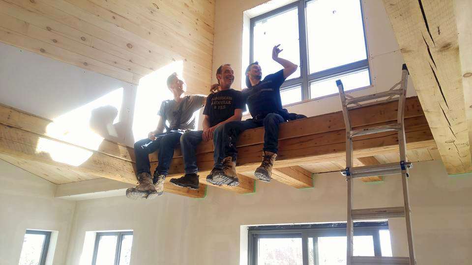 autoconstruction de la maison: équipe de construction