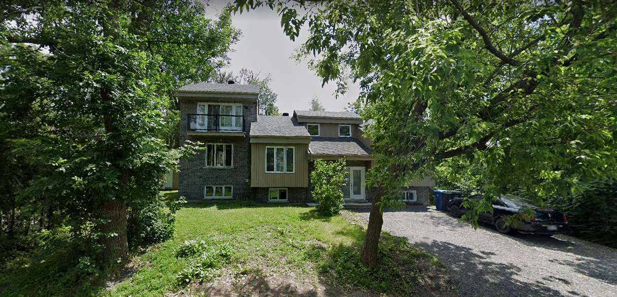 Une maison comportant une unité d'habitation accessoire, rue du Fleuve, à Ste-Catherine
