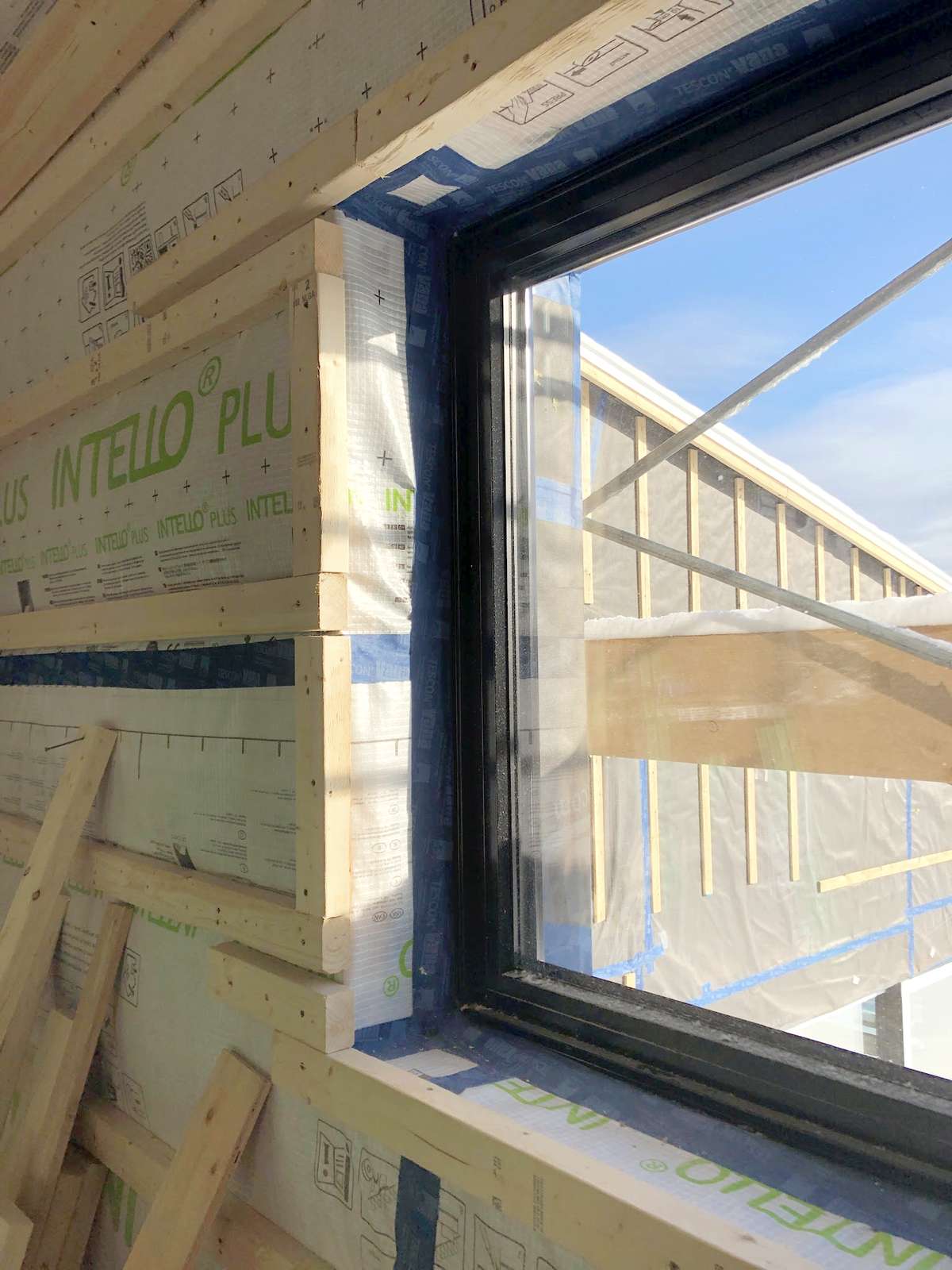Maison Passive Saltbox Construction: vue intérieure du chantier, fenêtres