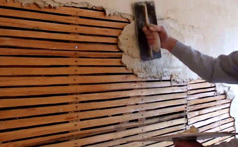 Les murs en lattes et en plâtre étaient la norme avant les cloisons sèches - et il y a une raison pour laquelle les cloisons sèches les ont remplacées.