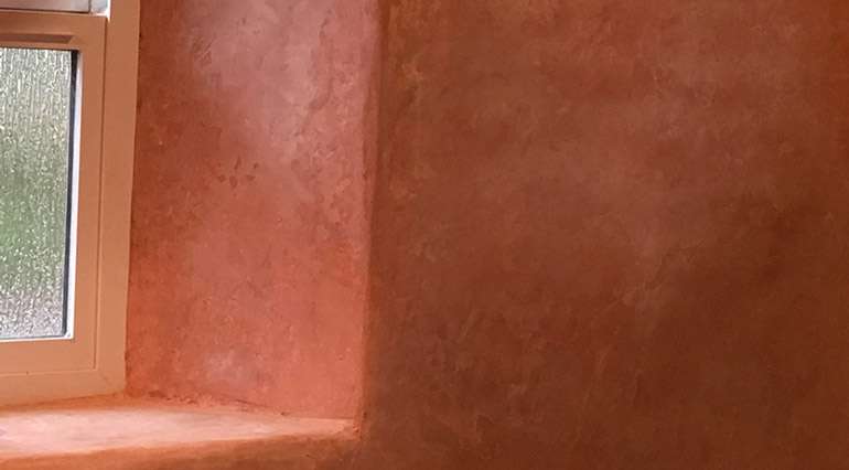 Panneaux muraux préfabriqués en pisé - ce n'est pas la première idée qui vient à l'esprit pour la finition d'un mur intérieur, mais c'est très joli.