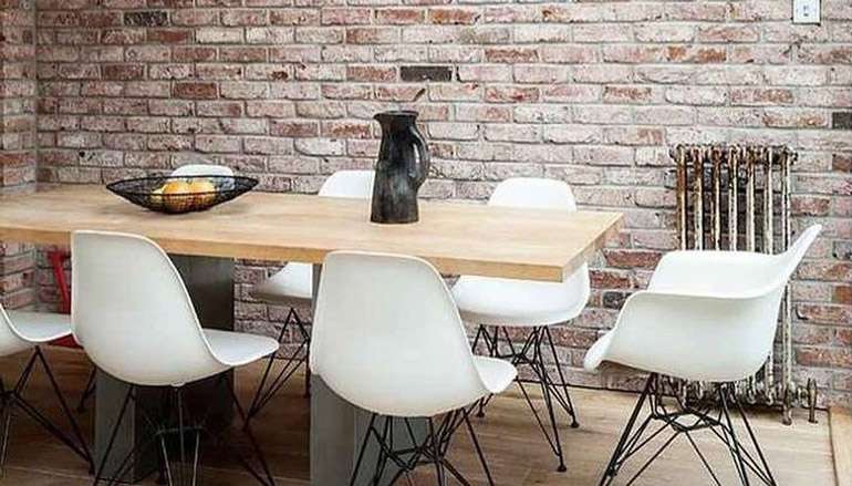 Mur intérieur en briques dans la cuisine et la salle à manger - cette alternative aux cloisons sèches a un certain charme rustique et durable.
