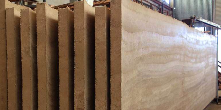Panneaux muraux préfabriqués en pisé - ce n'est pas la première idée qui vient à l'esprit pour la finition d'un mur intérieur, mais c'est très joli.