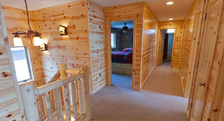 Le bois embouveté, une autre alternative aux cloisons sèches pour la finition des murs intérieurs - un aspect cottage idéal