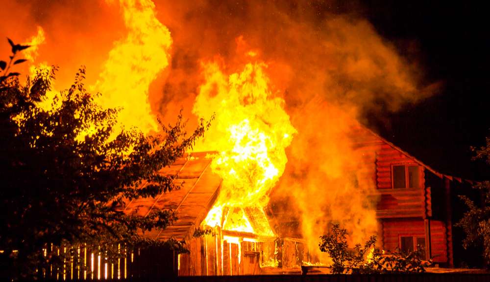Retardateurs de flammes : ils n'empêchent pas la maison de brûler