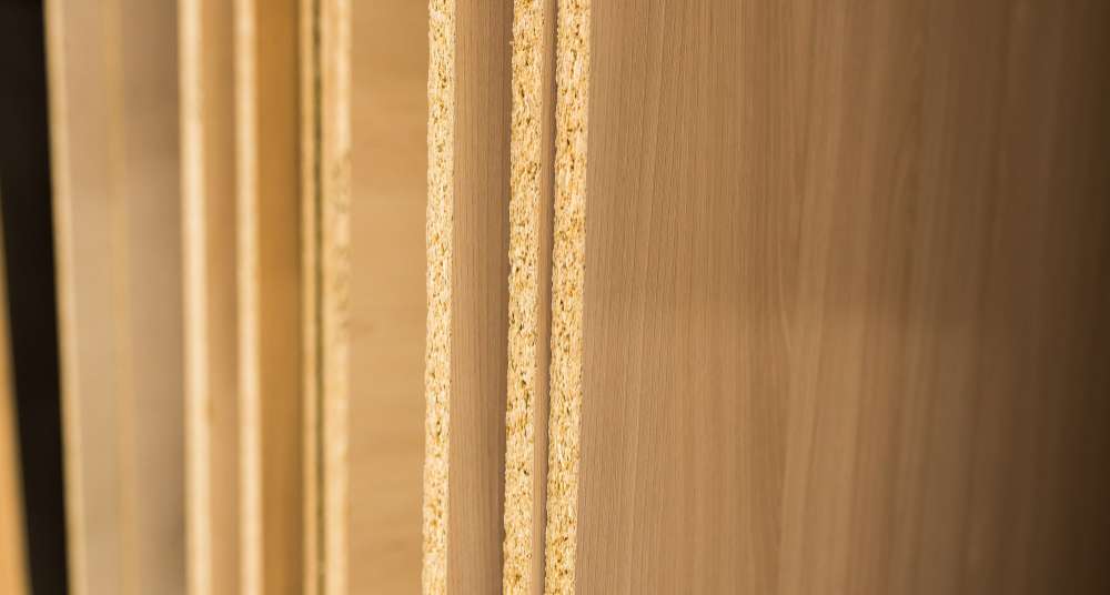  Bois laminé qui comporte des PFAS