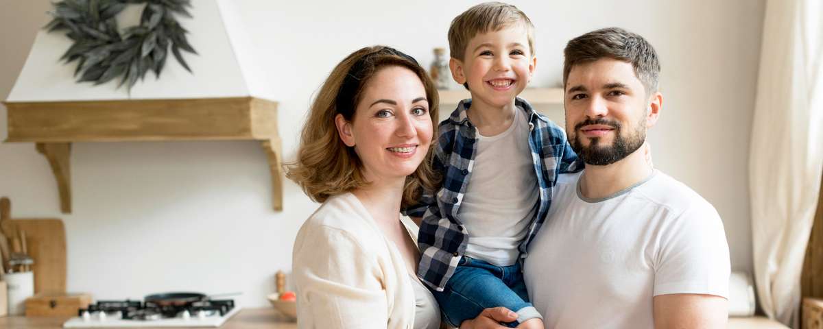 une famille dans sa cuisine