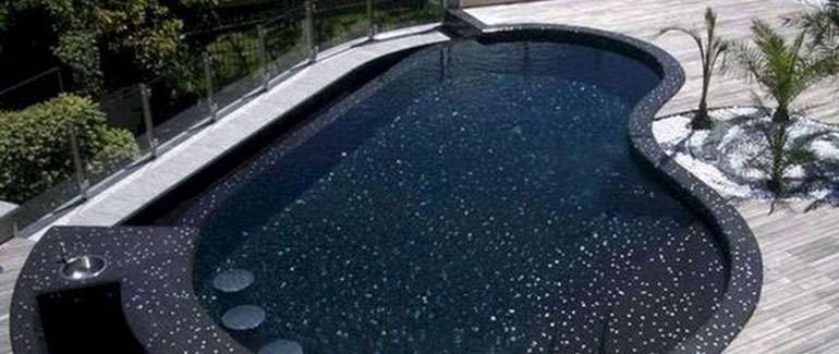 Pour une piscine plus chaude gratuitement, on voudra une piscine la plus foncée possible pour capter le plus de chaleur possible