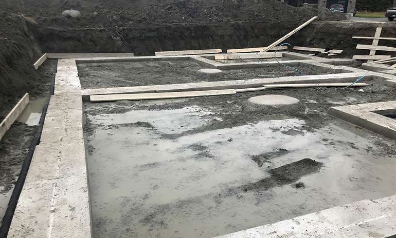Les semelles sont rarement, voire jamais, étanches à l'humidité du sol, de sorte qu'elles absorbent continuellement l'humidité du sol et la déposent dans les murs, où elle entraîne des moisissures et la pourriture des murs