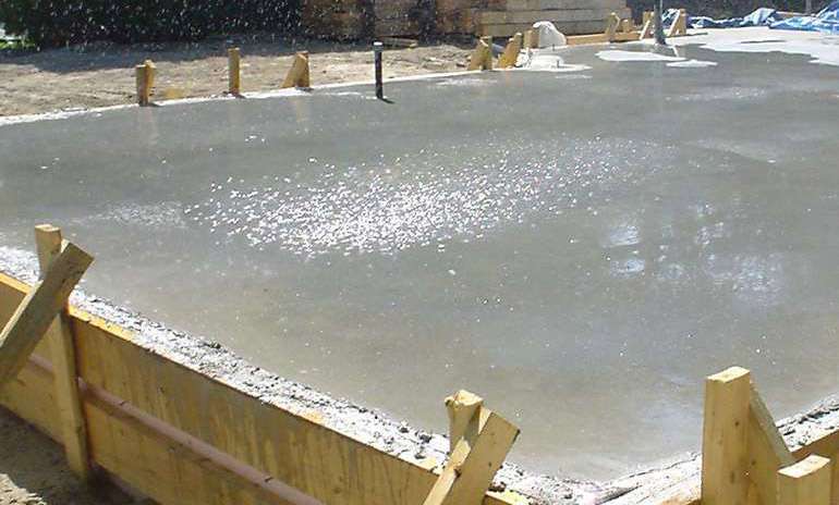 Les fondations de dalles sur sol à bords peuvent être simplement polies pour une finition finale très durable, non toxique et esthétique