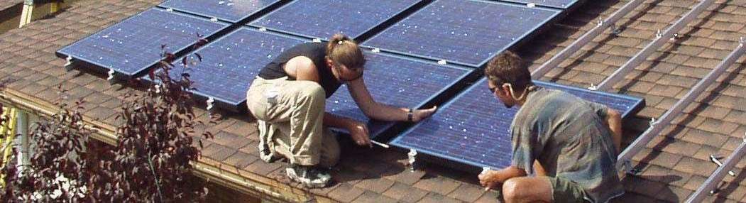 Fixer des panneaux solaires sur un toit en pente implique de fixer le système dans la structure