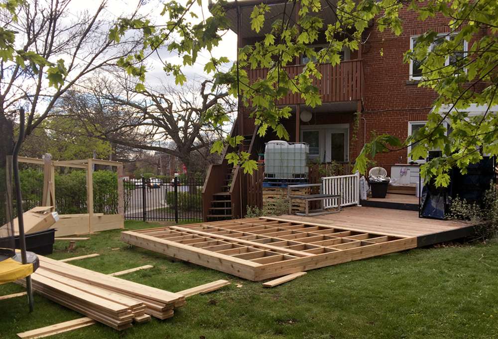 Construction d'une serre en verre dans le jardin
