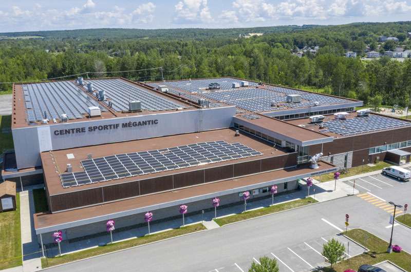 1500 panneaux solaires sur le toit du centre sportif Lac Megantic